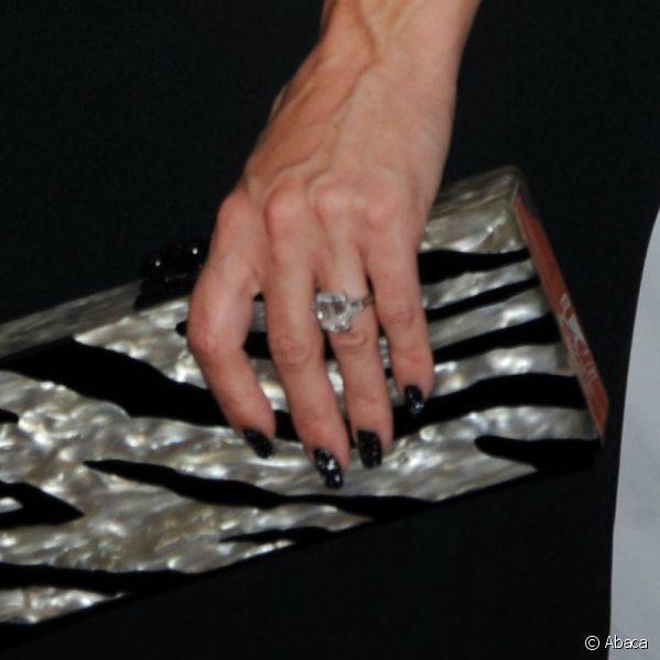 Kate Hudson reproduziu o efeito de sua bolsa com aplicação de flocado prateado sobre esmalte preto para a première do filme 